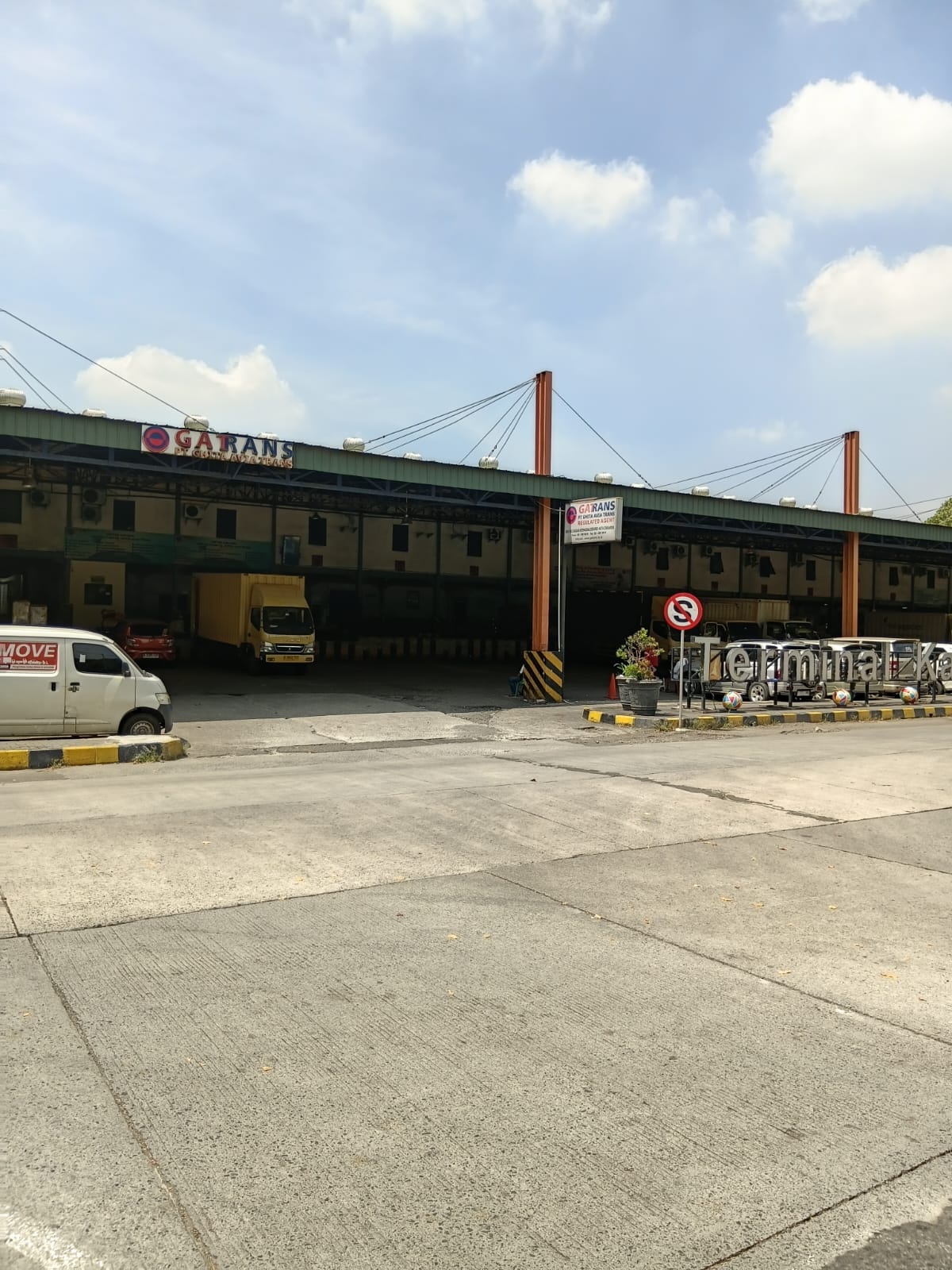 Kawasan Depan Gudang & Area Parkir Armada